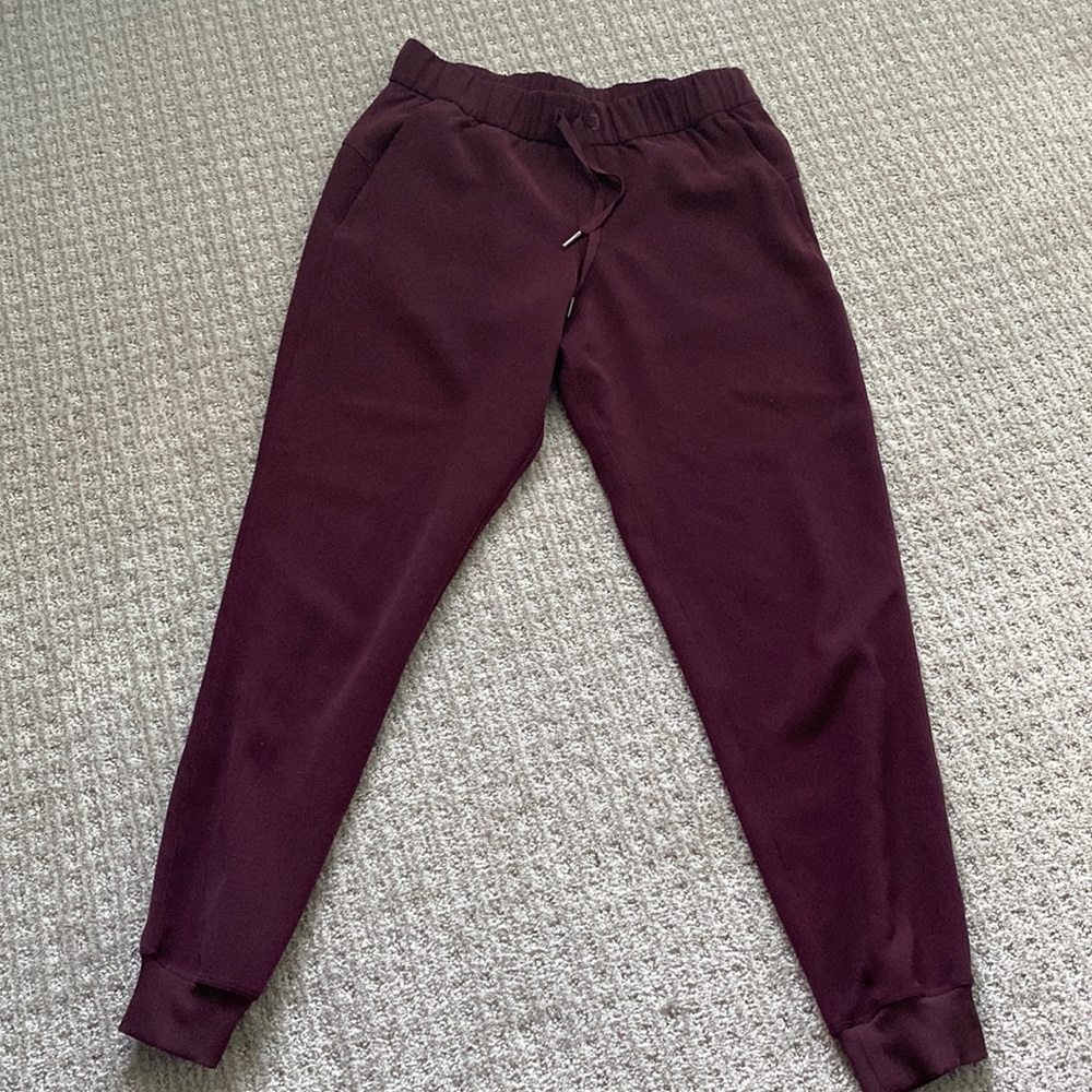 Lululemon on the fly maroon joggers size 6